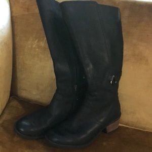 Black Teva boots. In excellent condition. Hardly worn.